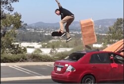バキバキに両足骨折！スケボーで危険すぎる世紀の挑戦　猛スピードで走ってくる車の上を飛ぶ