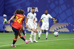 【W杯】スペイン戦、時速98キロ爆速ボレーが「エグすぎる」 “超至近”弾でオウンゴール誘発「あんな近距離から」ネット衝撃