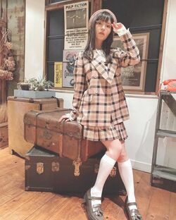 まるで名探偵すみれ？声優・上坂すみれ、知的メガネの「真面目っ子」ショットにファン「破壊力えげつない」