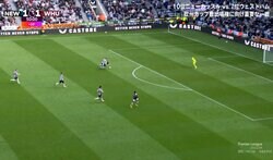 「レッドカードだろ！」小兵MFが巨漢DFに“体当たり”で潰された一部始終…ゴリゴリ爆速カウンターには「上手すぎてわろた」「速いw」「ごりるねえｗ」など称賛続々