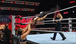 こんな空中技あまり見たことない…日本人女子レスラー、“不自然”落下の妙技に騒然 敵を一網打尽も「ミスかと思った」ファン困惑