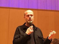 ヘイトや過激思想が横行する今の時代への警鐘　1人の男が77人もの命を奪ったノルウェー連続テロ事件を映画化　監督が来日