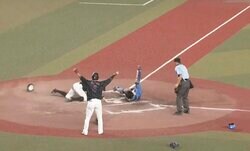 衝撃の瞬間！走者と捕手が危険すぎる正面激突… でも、問題はそこじゃなかった　タッチアップが早い？それとも？サヨナラ犠牲フライをめぐるリクエストが物議を醸したプレー