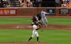 球場騒然のハプニング発生… 鈴木誠也の折れたバットが相手ピッチャーを強襲した瞬間「これは怖い」「根元からだな…」