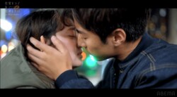 見つめ合って“じゃれあいキス“…唇寸止め＆ゆっくり頬を引き寄せ「俺のそばにいて」