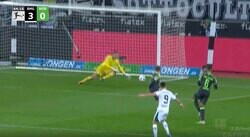 キーパーの手を吹っ飛ばす！“殺人級”高速弾丸ミドルシュートの破壊力がエグすぎる　ペナルティエリア外から低弾道で発射→驚速スピードでゴールネットに突き刺さる瞬間