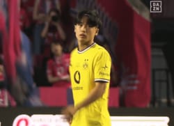 「パスうっま」ドルトムント山本天翔、“絶品フリック”で決定機演出！18歳MFの技術が話題「良いとこ出す」