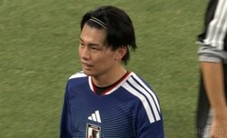 「まるでクリロナだ」上田綺世の“超人ジャンプ”に海外ファンも騒然！規格外の身体能力に「とんでもない跳躍」「信じられない」【日本代表】