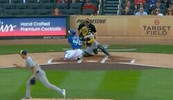 何が起きた？ 新怪物の超魔球で“衝撃のハプニング”…まさかの光景「えげつない軌道」「どんだけw」 曲がりすぎるボール→マン振りで“尻もち三振”