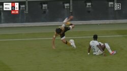 「あぶねえ！」「レッドだろ」久保建英が危険スライディングを受けて大転倒 膝をおさえ、ピッチを叩いて悶絶する姿に「膝いってる」「大丈夫か」