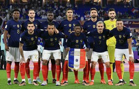 王者は初心忘れず…フランス代表が初めて在籍したアマクラブのユニで記念撮影