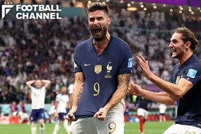 掴まれていても関係なし！ フランス代表FWが勝利に導くゴール！ クロスに完璧に合わせた一撃