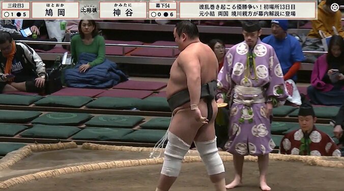 「あー」「おー」館内が“二度”騒然 取組決着でハプニング発生 力士の見事な“受け身”にも注目 5枚目