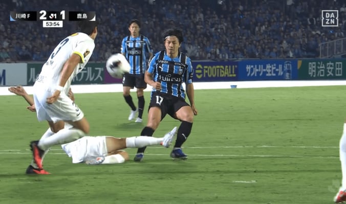 【写真・画像】「ふざけるな！」福岡主将の“超危険タックル退場”が物議「選手を壊さないで…」「突っ込みすぎだろ」広島MFが負傷交代　1枚目