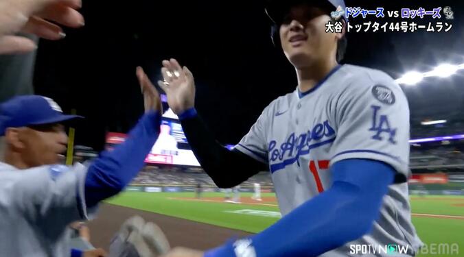 大谷翔平、生還直後にベンチでハイタッチ