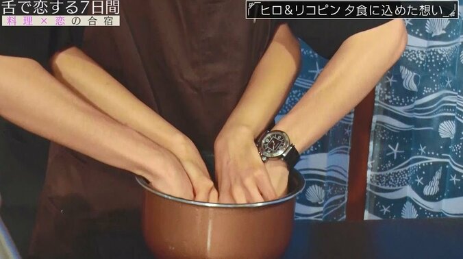 背後からぴったり密着して手を絡ませながら米研ぎ…積極的美女の料理作りにフット後藤「四捨五入したらもうSEX」 10枚目