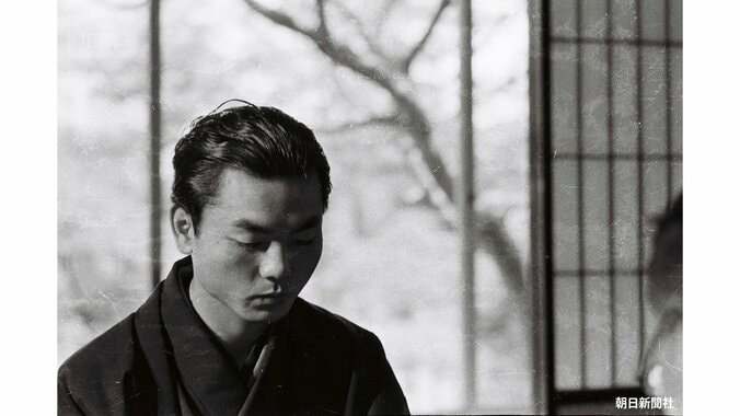 1960年4月15日 学生服代わりに新調した濃紺の羽織袴で名人戦の初陣に臨んだ加藤一二三八段（提供：朝日新聞社）