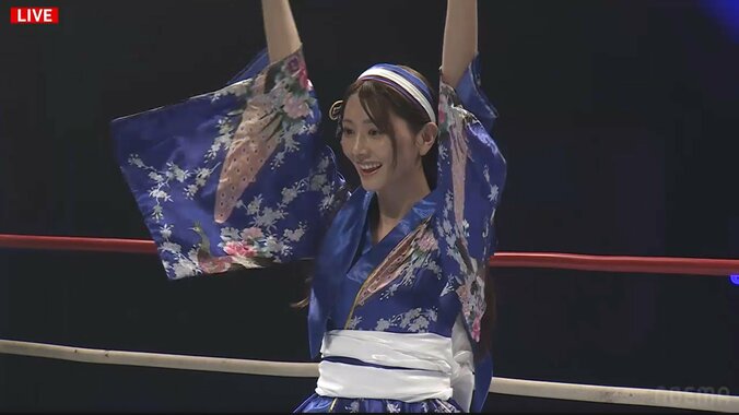 「めっちゃ美人さん」“9頭身”ラウンドガール、いきなり開脚で大回転「何してんねん」「スタイルがレベチ」驚きの声 3枚目