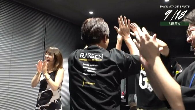 萩原の倍満ツモに大騒ぎとなるTEAM雷電の控室