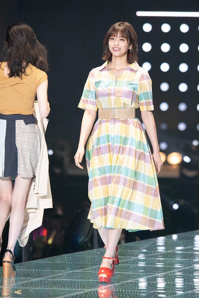 渡邉理佐の”あっかんべー”に大歓声！ 欅坂46が『TGC』ランウェイ歩く 8枚目