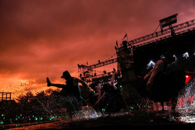 雨と210トンの水演出で国民全員が濡れた！ 欅坂46『欅共和国2019』はアンコールなしのセトリで20曲を熱演 29枚目