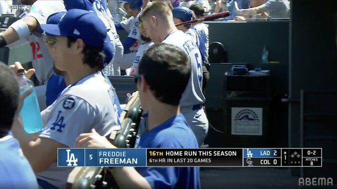 ベンチに大谷翔平出没！ 450日ぶり完全休養もフリーマン先制弾直後に一瞬だけ“チラリ”…水をがぶ飲み、8回には熱心に会話 2枚目