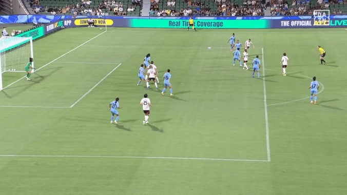 衝撃！なでしこDFが「大会ベストゴール級」股抜き突破→弾丸ショット！「アニメみたい」「逆足でこのパワーは凄い」山本柚月が代表初得点 3枚目