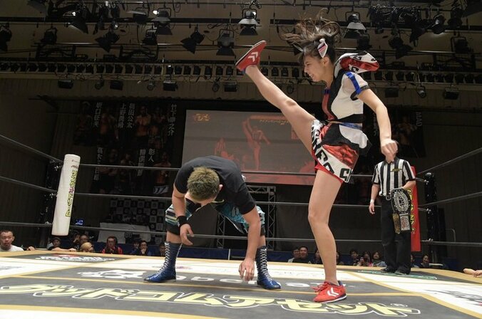 「アイドル下克上」をレスラーとして果たす！元LinQ・伊藤麻希、SKE48・荒井優希を下してDDTアイアンマン王者に 3枚目