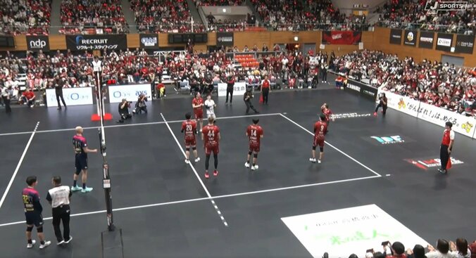 高橋成美の“元気すぎる”始球式がすごい「可愛いすぎ」男子バレーの試合前に会場ほっこり 5枚目