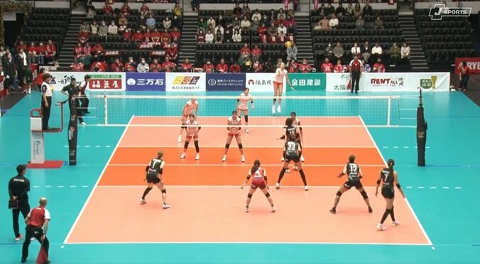 ネットを越えると回転を止めて急失速、急落下