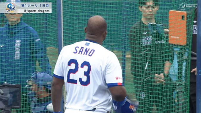 バッティング練習を行うドラゴンズのサノー