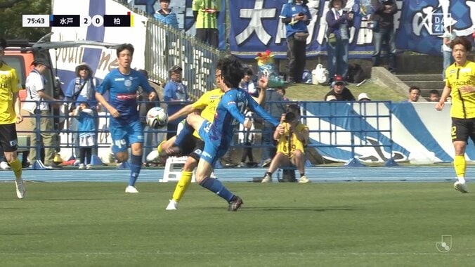 「監督にレッド！？」ファウル判定を巡って水戸指揮官が猛抗議→ピッチに踏み込み痛恨の一発退場「ちょっとかわいそう」 3枚目