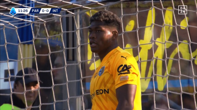 そこ通すか！？ 鈴木彩艶の“冷静すぎるスーパーパス”に現地メディア大絶賛「スズキから速攻が生まれた」「プレッシャー時も前に出れる」「足でスキル発揮」 2枚目