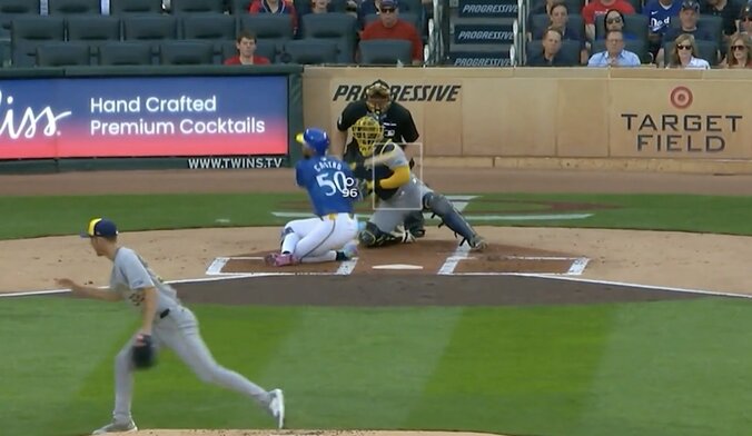 【写真・画像】球場騒然！ 死球にブチギレ… あわや乱闘「ヤバすぎ」「怖え」 打者が大激怒して詰め寄る→投手も“逆ギレ応戦”… 両軍が入り乱れる緊急事態　1枚目