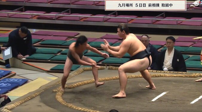 “57キロ”力士が一撃で「吹っ飛んだ」驚きの光景 「まぁそうなる」「最軽量頑張れ」励ましの声 4枚目