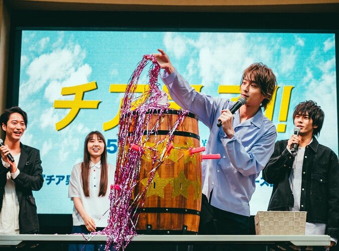 雨の中3000人が熱狂！横浜流星、中尾暢樹ら登壇『チア男子!!』“令和初”イベント 1枚目