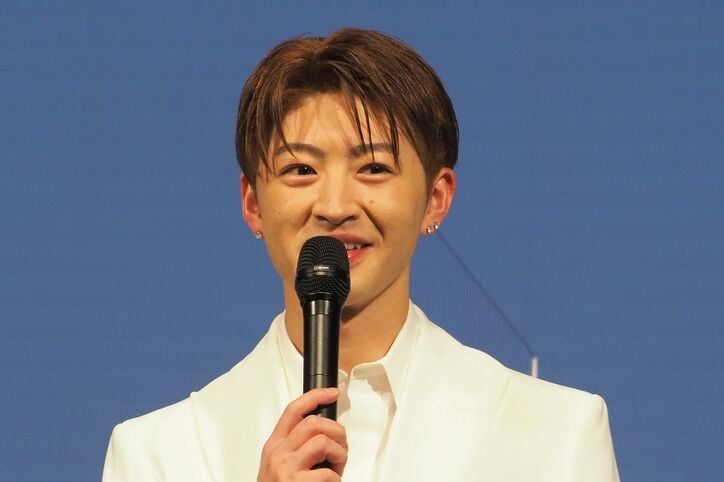 片寄涼太、上映後の歌披露に「いっぱいいっぱいになって泣きそうに」GENERATIONSが白スーツでそろい踏み『昨日より赤く明日より青く』舞台挨拶