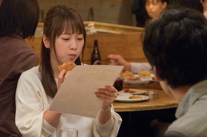 川栄李奈がもぐもぐ、優しい眼差しで坂口健太郎を見つめる 『人魚の眠る家』食事カット初公開