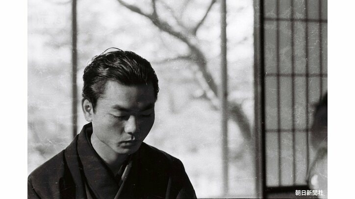 学生服代わりに新調した濃紺の羽織ハカマで、名人戦の初陣に臨んだ加藤一二三八段。「ぐっすり眠れたので、ふだんより手もよく読めた。勝負はこれからです」（提供：朝日新聞社）