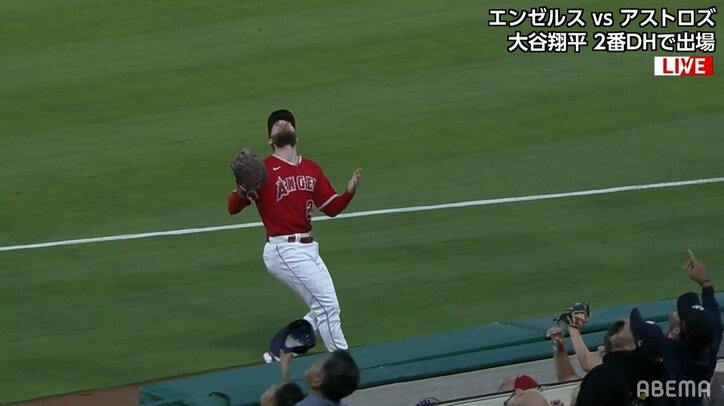 大谷翔平の同僚「ボールどこ？」観客「（指さして）あそこだよ、あそこ！」薄暮でフライを完全に見失いヒヤリ