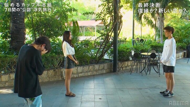 美脚すらりの爆モテ美人焼肉店員、束縛が強い彼氏と浮気相手から同時に告白され…バチバチの展開に『隣恋4』#8