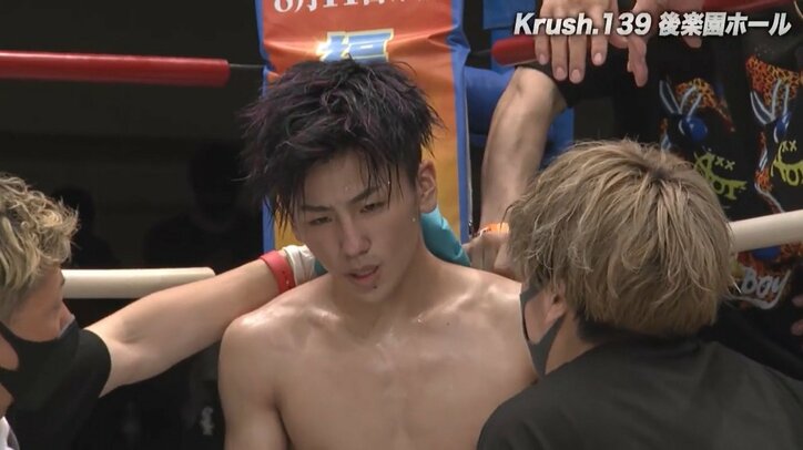 「バックスピン&バックブロー」衝撃コンボ、“時間差”ダウンに騒然! 生意気な挑戦者を一蹴した王者に驚嘆の声