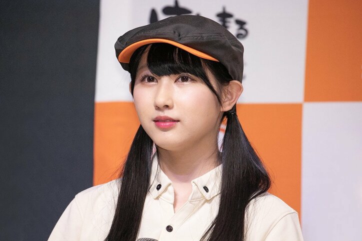 「絶対お肉！」=LOVEがはなまるうどんの新商品をピーアール＆配膳する