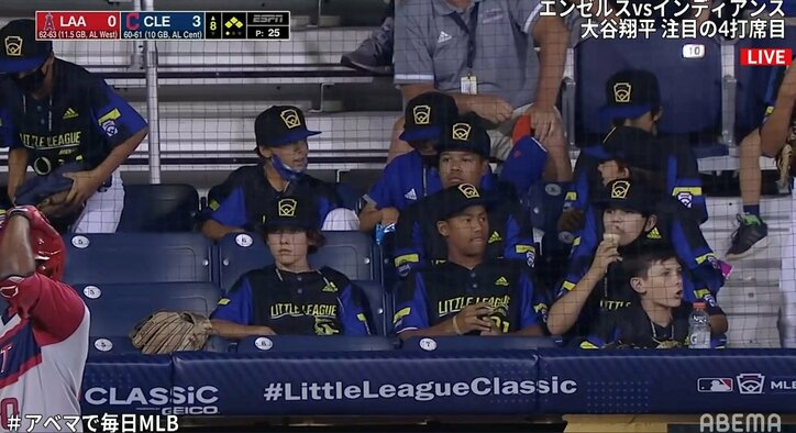 大谷翔平、悔しさのあまりベースコーチを「ペチッ」 一打同点の場面で四球にファン「八つ当たりw」「叩くなw」