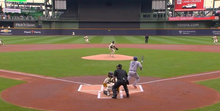 【写真・画像】どうした…？ 大谷翔平の剛速球で“想定外のハプニング”「ヤバいな」「めっちゃ痛い」打った相手打者が動けなくなる　1枚目