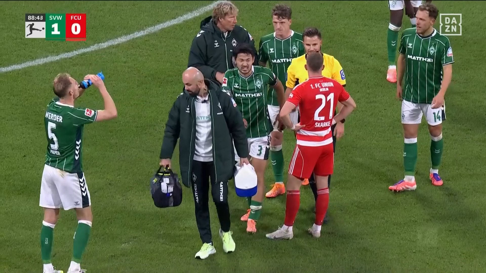 【映像】シュートブロック→倒れたまま動かず… 