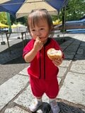 “31歳差婚”が話題・山本圭壱、長女・にこりちゃんと「ぶらぶら」したことを報告 パンを頬張るにこりちゃんの姿も
