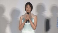 【映像】鮮やかなドレスで登壇する山本美月