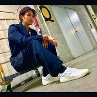 磯村勇斗、コラボスニーカーを履いたセットアップ姿に「眼福