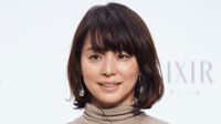 石田ゆり子(55) 親友の板谷由夏(49)が自宅でくつろぐ姿を公開「映画のワンシーンですね」「どこを撮っても絵になるお部屋」